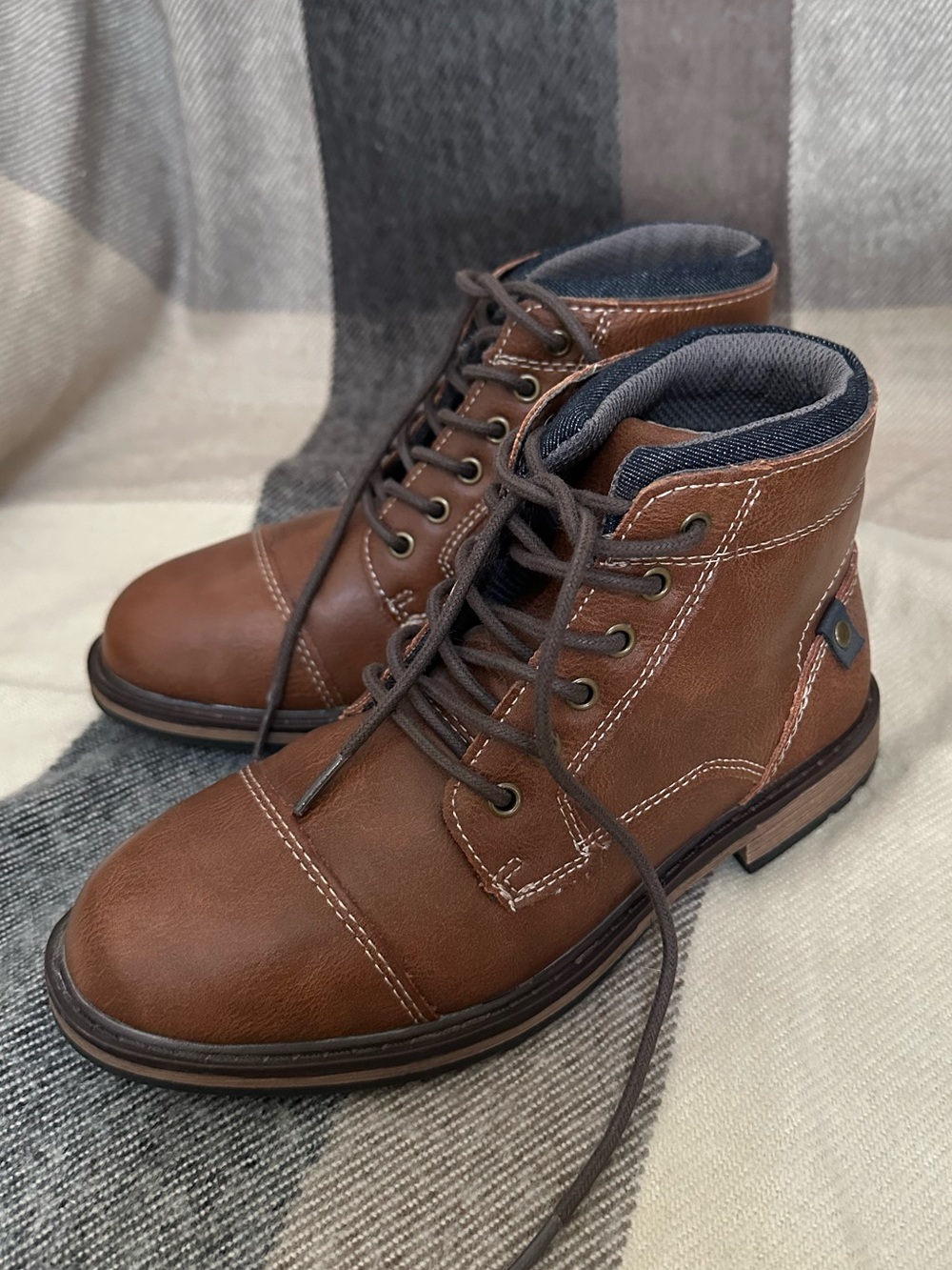 Like-New Boys Brown Lace-Up Boots